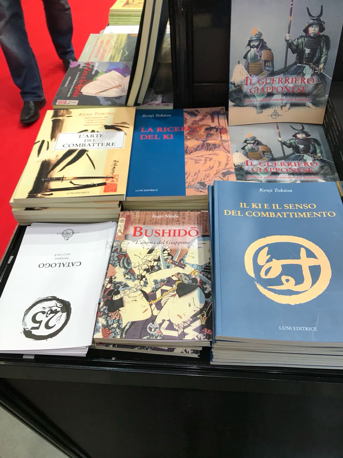 Disposizione di libri sulla bancarella della fiera