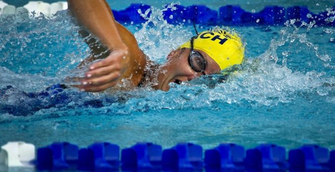 un nuotatore in piscina